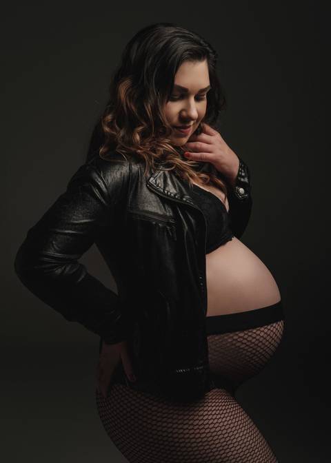 ensaio de gestante com jaqueta preta e meia arrastão '