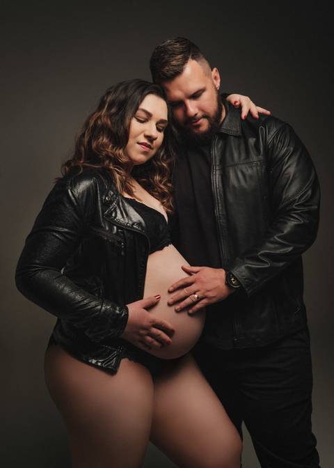 pose para foto de gesatnte com o marido '