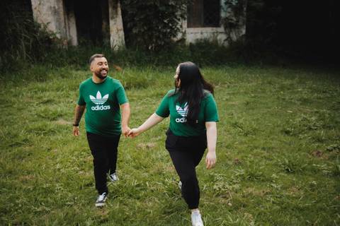 fotro de casal na fazenda ipanema com a camisa do palmeiras '