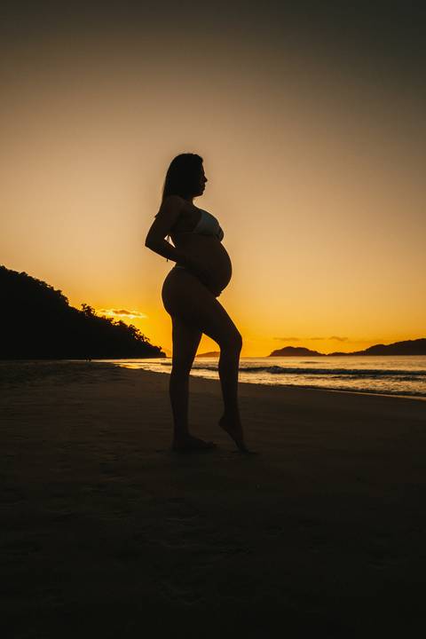 fotografos de gestante em são paulo , foto com o nascer do sol na praia de juquehy e boraceia '