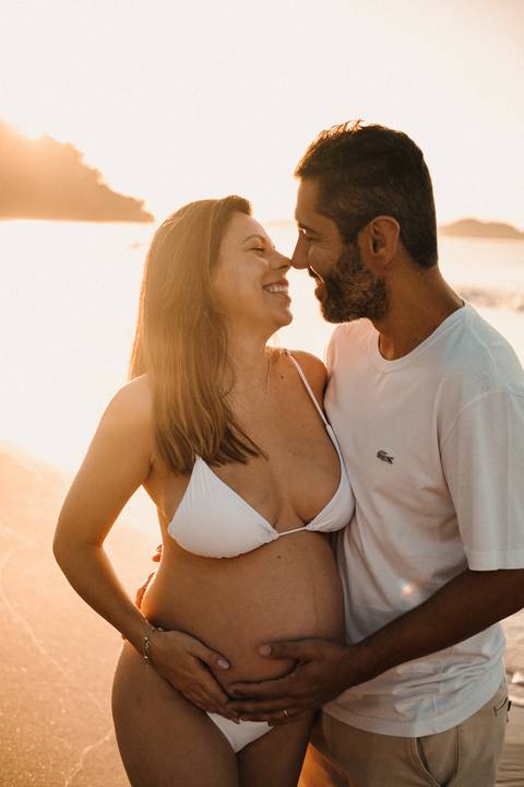 Gestante com marido em ensaio fotografico'