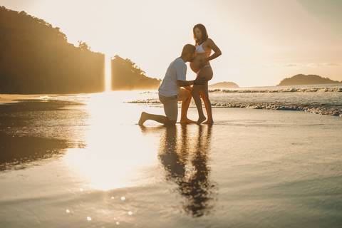 foto de gestante na praia com o por do sol , em juquehy'