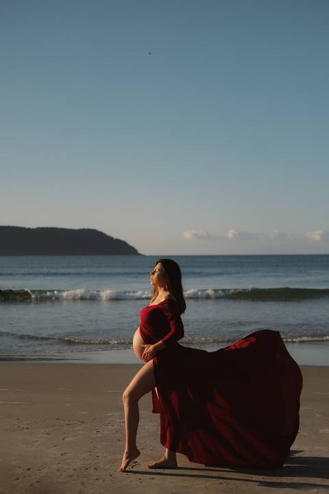 nascer do sol com vestido vermelho na praia '