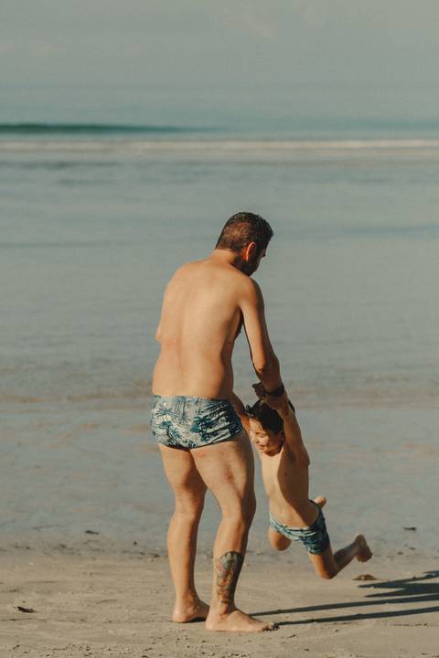 pai e filho na praia '