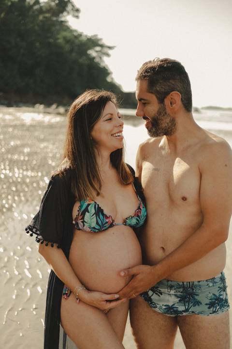 ensaio de gesatnte na praia com o marido '