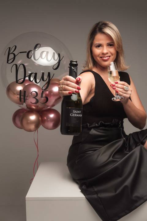 Foto com balão e champagne'
