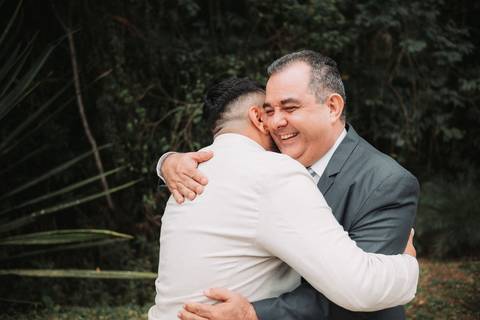 noivo e seu pai no dia do casamento '