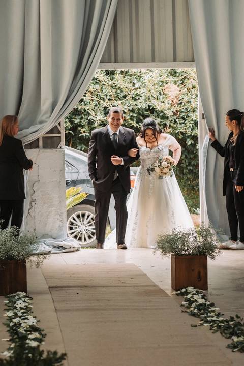 entrada da noiva com o pai na cerimonia '