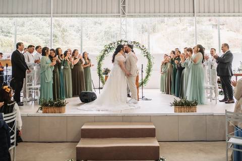 beijo dos noivos em casasamento '