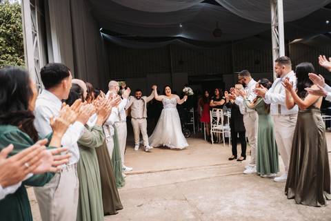 saida dos noivos com os padrinhos '