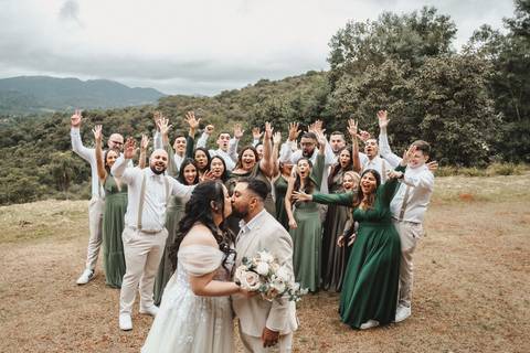foto dos noivos com os padrinhos no dia do casamsnto '