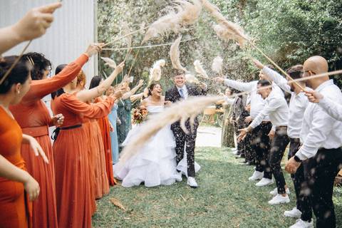 o que jogar na saida dos noivos '