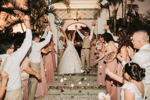 petalas na saida da noiva '