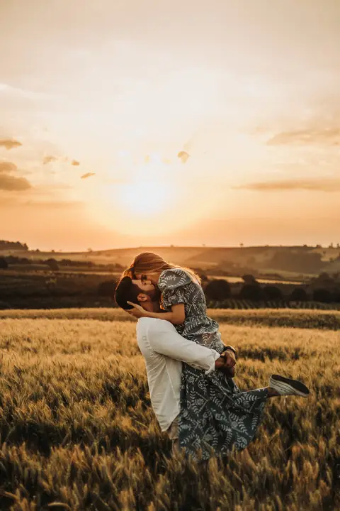 foto em campo de trigo casal'