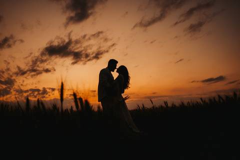 foto de casal com por do sol'