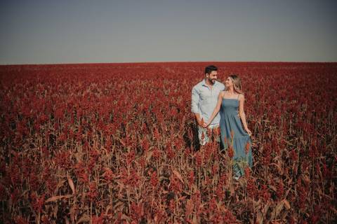 fotografia de casal no campo'