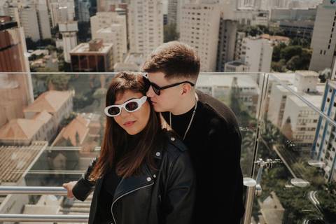 casal no predio sesc'