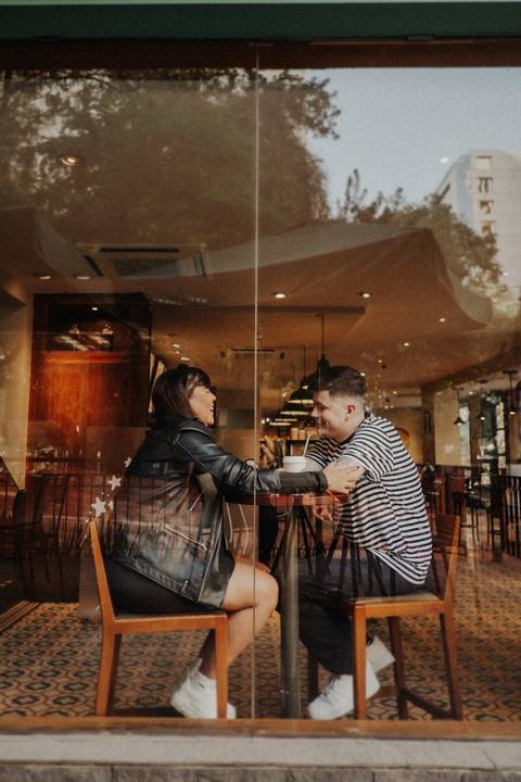 foto de casal na cafeteria'