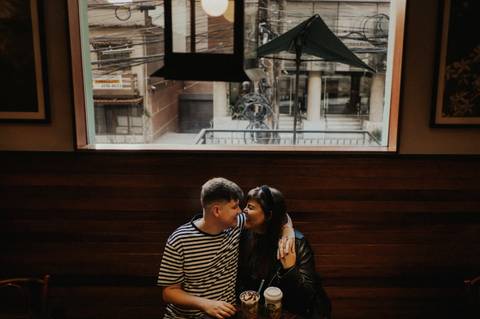 ensaio de casal no starbucks'
