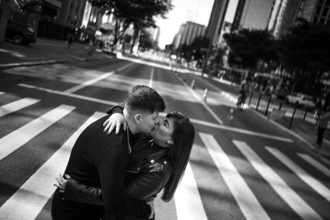 foto de casal urbano na rua'