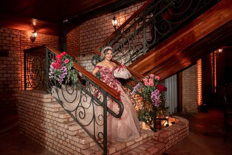 ENTRADA DA DEBURANTE NA FESTA COM A BARBIE NA MÃO '