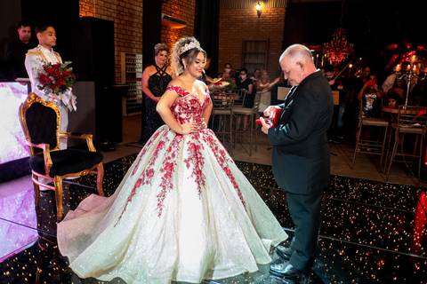 AVO ENTREGANDO ANEL DE 15 ANOS '