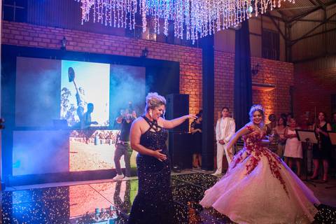 MÃE DE DEBUTANTE DANÇANDO NA FESTA DE 15 ANOS '