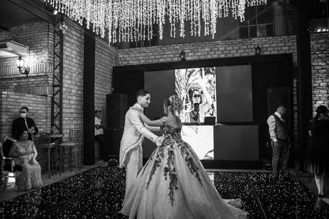 ROUPA PARA O PRINCIPE EM FESTA DE 15 ANOS '