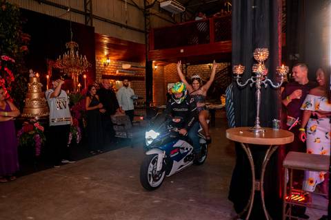 ENTRADA DA DEBUTANTE COM MOTO'
