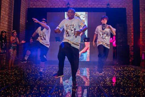 DANÇA DIFERENTE EM FESTA DE 15 ANOS '