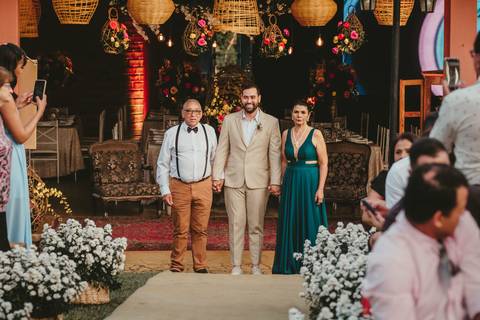 entrada do noivo com os pais '