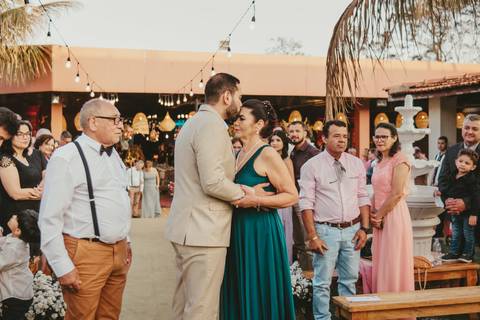 entrada do noivo , vestido para mãe do noivo cor verde'