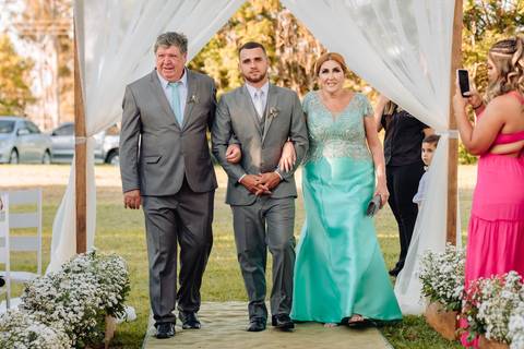 foto entrada noivo com os pais'