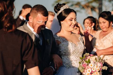 noivo se emocionando em casamento '