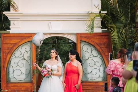 entrada da noiva com balão escrito pais ,  fotografo de casamento presidente prudente '