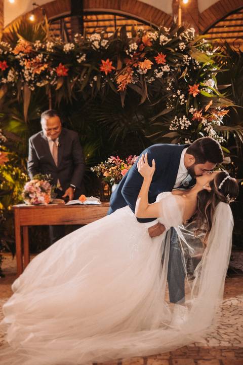 beijo dos noivos ,  fotografo de casamento presidente prudente '