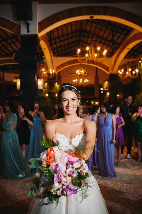 noiva jopgando buque '