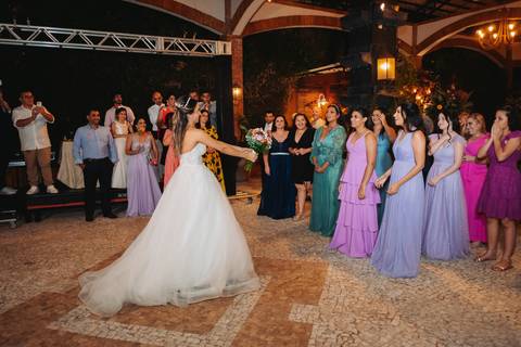 noiva entrega buque para madrinha'