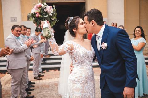 foto de jogando arroz na saída dos noivos '