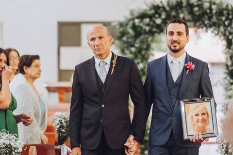 entrada do noivo com o pai '