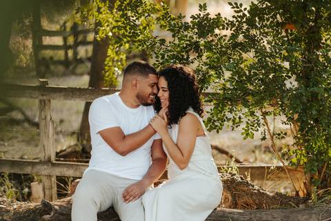 Foto de casal ao ar livre'