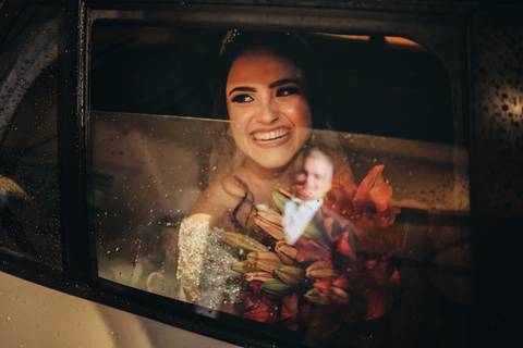 entrada da noiva com buque '