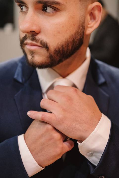 terno do noivo para a igreja a noite'