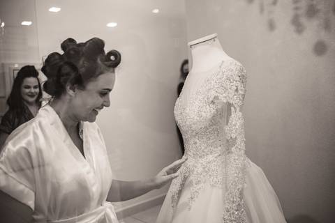 noiva surpresa com seu vestido '