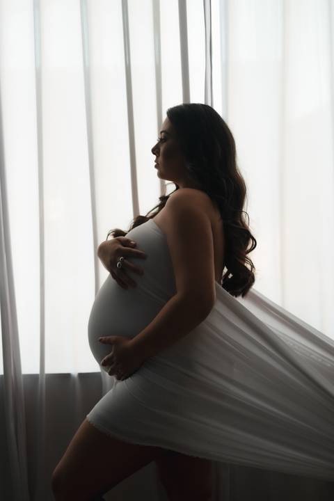 foto com tecido para ensaio de gestante '