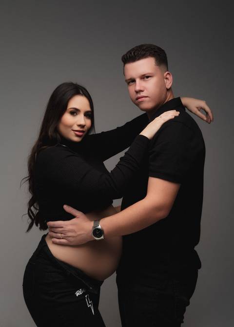 ensaio de gestante com roupa preta '