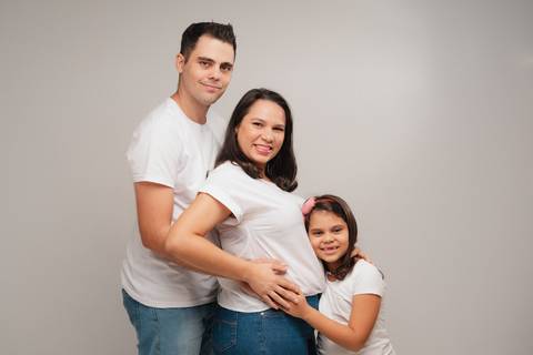 foto em familia para ensaio de gesatnte '