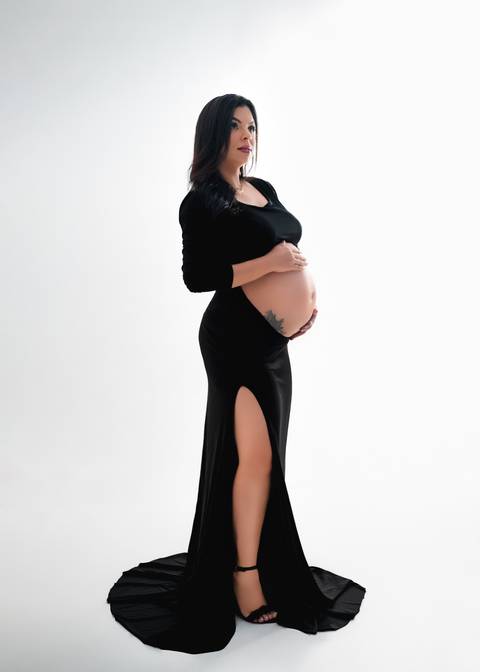 foto de gestante com vestido preto com abertura na barriga '