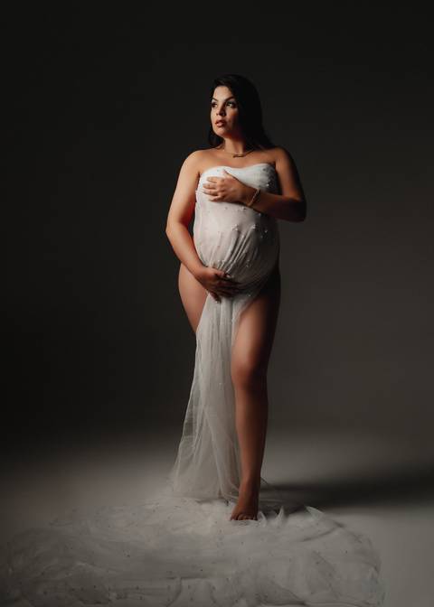 gestante com tecido branco para foto '