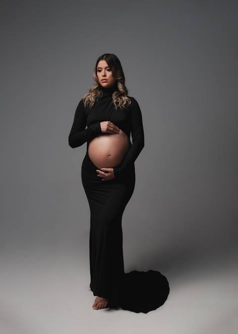 ensaio de gestante com vestido preto longo'